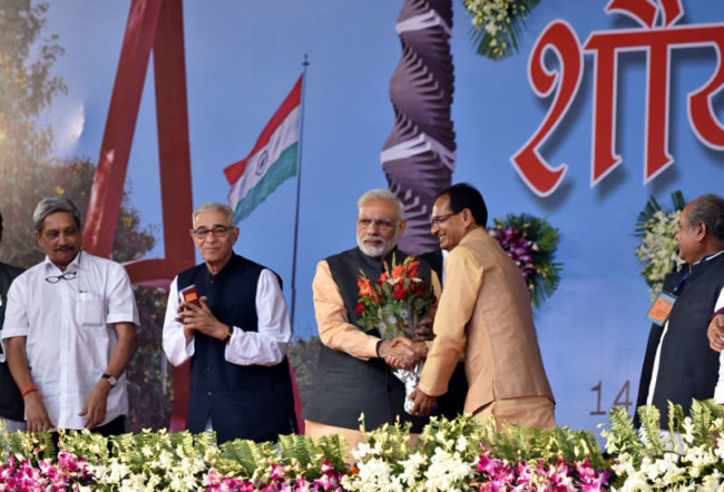 The Prime Minister, Shri Narendra Modi at Ex Servicemen Public Meeting, in Bhopal, Madhya Pradesh on October 14, 2016. The Governor of Gujrat and Madhya Pradesh, Shri O.P. Kohli, the Union Minister for Defence, Shri Manohar Parrikar, the Union Minister for Rural Development, Panchayati Raj, Drinking Water and Sanitation, Shri Narendra Singh Tomar and the Chief Minister of Madhya Pradesh, Shri Shivraj Singh Chouhan are also seen.