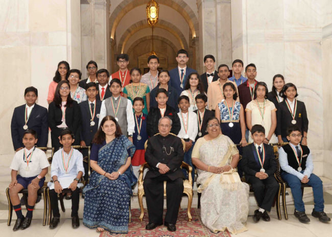 The President, Shri Pranab Mukherjee with the students/children from various school/organisations, on the occasion of Children's Day, at Rashtrapati Bhavan, in New Delhi on November 14, 2016. The Union Minister for Women and Child Development, Smt. Maneka Sanjay Gandhi is also seen.