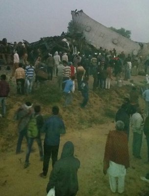 patna-indore-express-derails-near-kanpur-1479611778